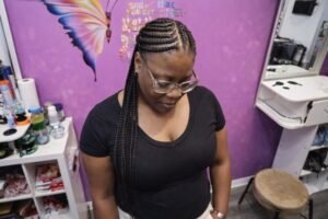 femme avec tresses dans le salon